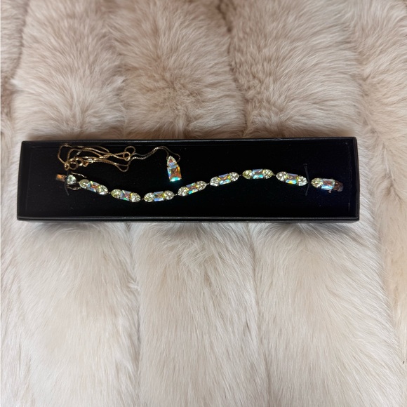 Jewelry - Elegant Gold and Iridescent Women's Jewelry Set